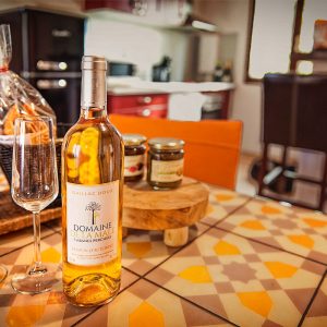 Hébergement insolite en Midi-Pyrénées avec une table décorée et une bouteille de vin.