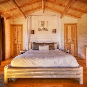 Chalet en bois chaleureux avec lit douillet et décoration naturelle à Midi-Pyrénées.