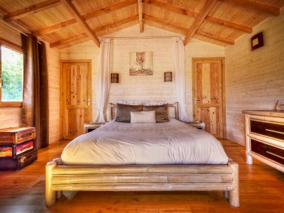 Chalet en bois chaleureux avec lit douillet et décoration naturelle à Midi-Pyrénées.