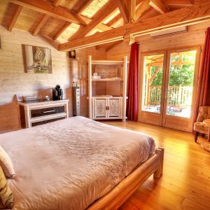 Chalet en bois chaleureux avec lit douillet et vue sur la nature à Midi-Pyrénées.
