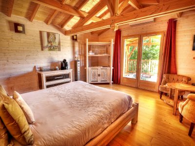 Chalet en bois chaleureux avec lit douillet et vue sur la nature à Midi-Pyrénées.