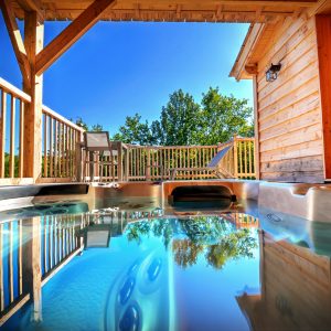 Hébergement insolite en Midi-Pyrénées avec jacuzzi et vue sur la nature.