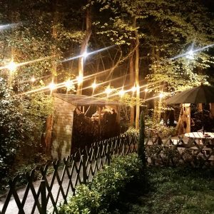 Hébergement insolite en pleine nature, illuminé par des guirlandes lumineuses.