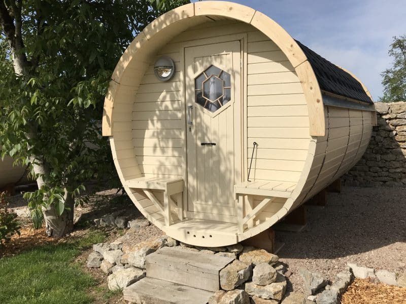 Hébergement insolite en Bourgogne : un charmant chalet en forme de tonneau avec porte octogonale.
