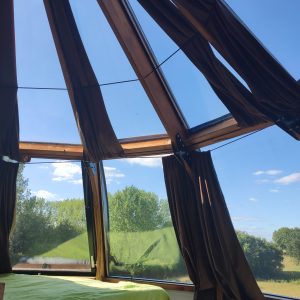 Hébergement insolite en Nouvelle-Aquitaine : cabane avec vue panoramique sur la nature.