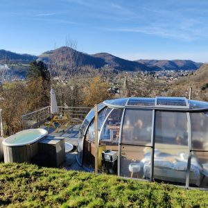 Hébergement insolite en bulle avec jacuzzi, vue panoramique sur la vallée.