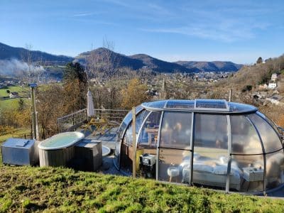 Hébergement insolite en bulle avec jacuzzi, vue panoramique sur la vallée.