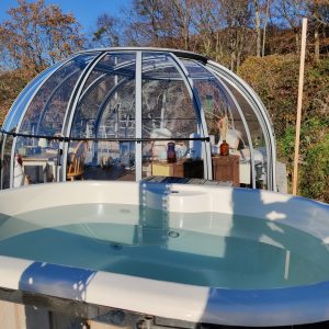 Hébergement insolite en Midi-Pyrénées avec jacuzzi et dôme vitré offrant une vue panoramique.