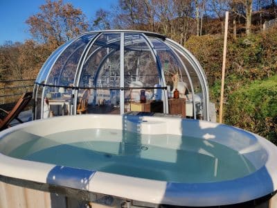 Hébergement insolite en Midi-Pyrénées avec jacuzzi et dôme vitré offrant une vue panoramique.