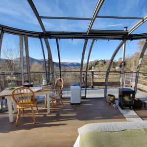Hébergement insolite en verre avec vue panoramique sur les montagnes à Midi-Pyrénées.