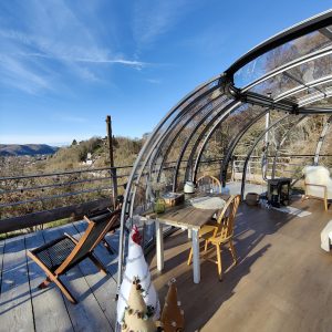 Hébergement insolite en Midi-Pyrénées : bulle transparente avec vue panoramique.