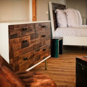 Hébergement insolite en Midi-Pyrénées, chambre moderne avec mobilier en bois chaleureux.