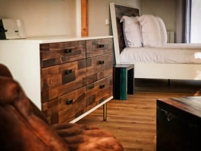 Hébergement insolite en Midi-Pyrénées, chambre moderne avec mobilier en bois chaleureux.