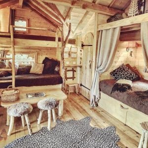 Cabane en bois cosy avec lits superposés et décor animalier à lIle-de-France.