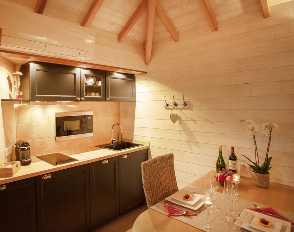 Chalet moderne en Languedoc-Roussillon avec cuisine élégante et ambiance chaleureuse.