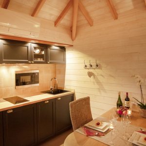 Chalet moderne en Languedoc-Roussillon avec cuisine élégante et ambiance chaleureuse.