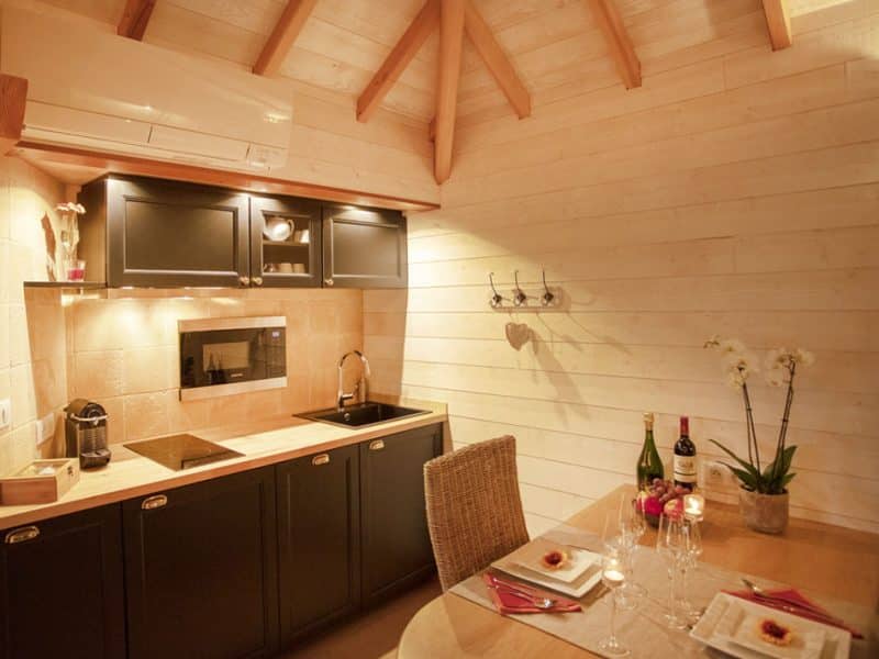 Chalet moderne en Languedoc-Roussillon avec cuisine élégante et ambiance chaleureuse.
