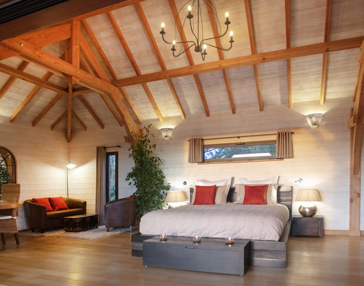 Chalet moderne en bois avec un intérieur chaleureux et lumineux, idéal pour un séjour romantique.