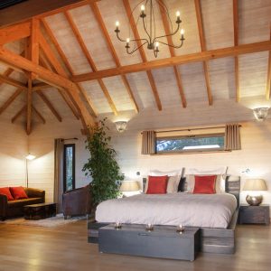 Chalet moderne en bois avec un intérieur chaleureux et lumineux, idéal pour un séjour romantique.