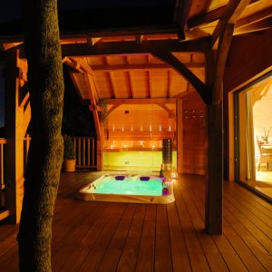 Cabane en bois avec jacuzzi, éclairage doux et vue sur la nature au Languedoc-Roussillon.