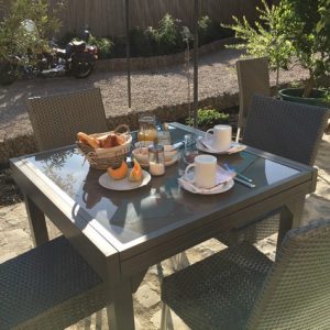 Table de petit-déjeuner en terrasse, hébergement insolite en Bourgogne, ambiance conviviale.