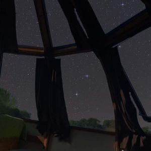 Hébergement insolite en Nouvelle-Aquitaine : dôme transparent avec vue sur un ciel étoilé.