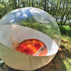 Hébergement insolite en bulle transparente, entouré de verdure en Auvergne.