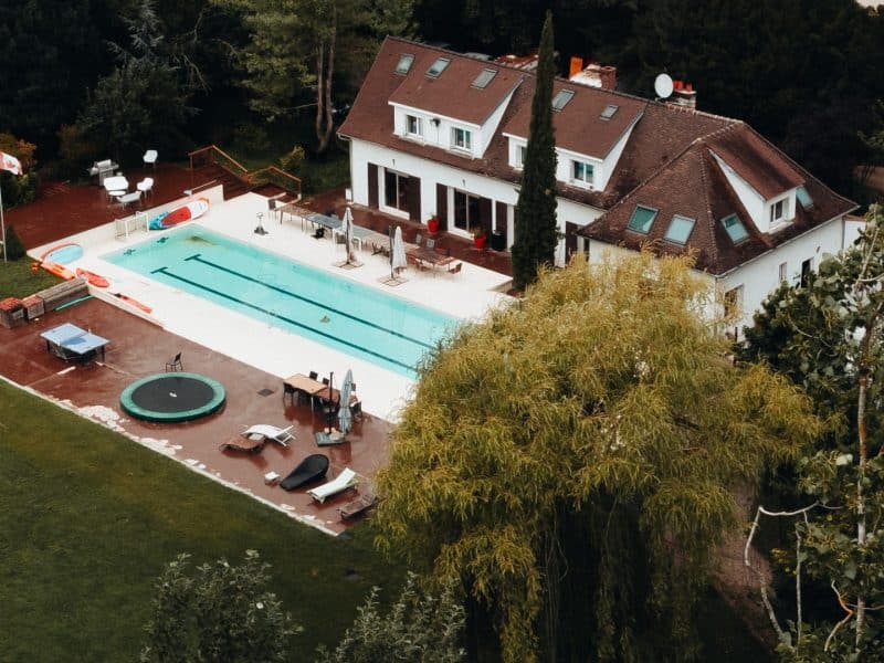 Villa avec piscine, entourée de verdure, idéale pour des vacances relaxantes.