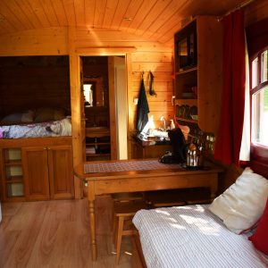 Cabane en bois chaleureuse avec un intérieur en bois et une vue sur la nature.
