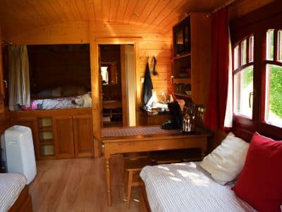 Cabane en bois chaleureuse avec un intérieur en bois et une vue sur la nature.