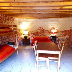 Hébergement insolite en Auvergne : chambre avec lits superposés et murs décorés.