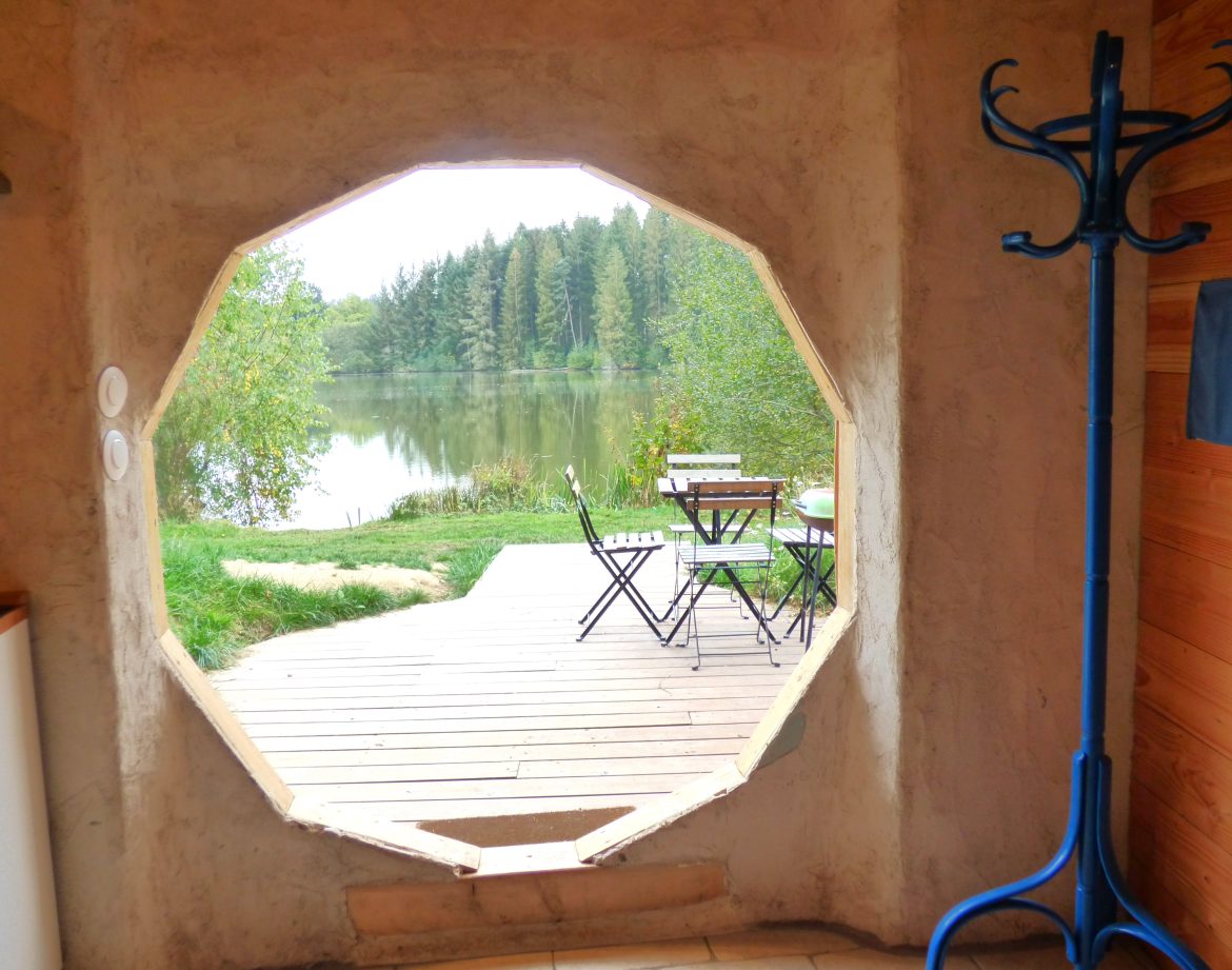 Hébergement insolite en Auvergne : cabane octogonale avec vue sur le lac et la nature.