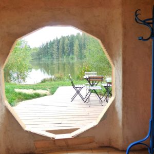 Hébergement insolite en Auvergne : cabane octogonale avec vue sur le lac et la nature.