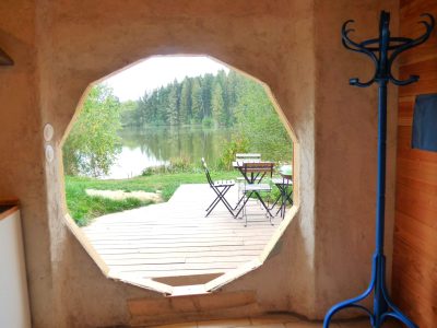 Hébergement insolite en Auvergne : cabane octogonale avec vue sur le lac et la nature.