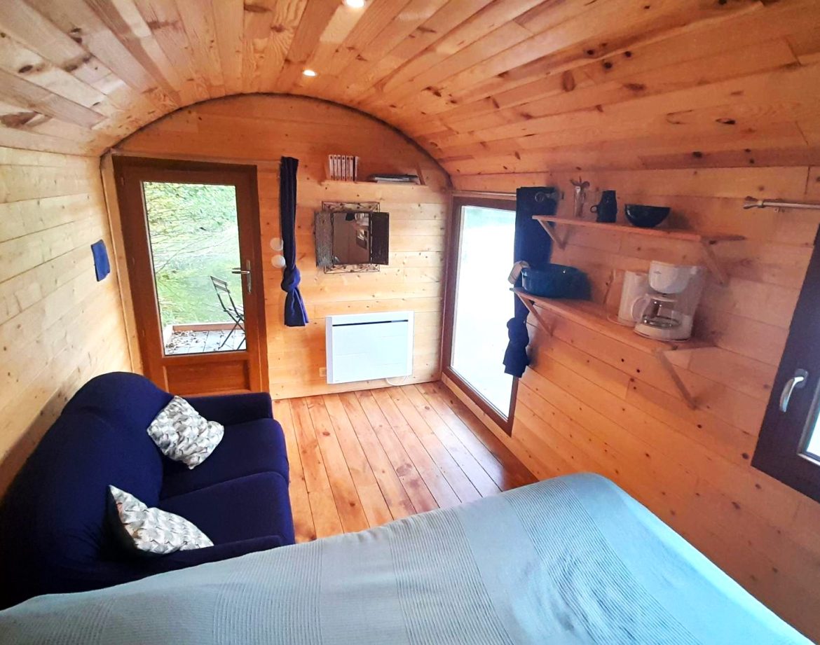 Hébergement insolite en Auvergne : charmante cabane en bois avec vue sur la nature.