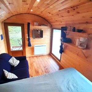 Hébergement insolite en Auvergne : charmante cabane en bois avec vue sur la nature.