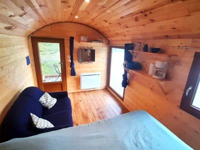 Hébergement insolite en Auvergne : charmante cabane en bois avec vue sur la nature.