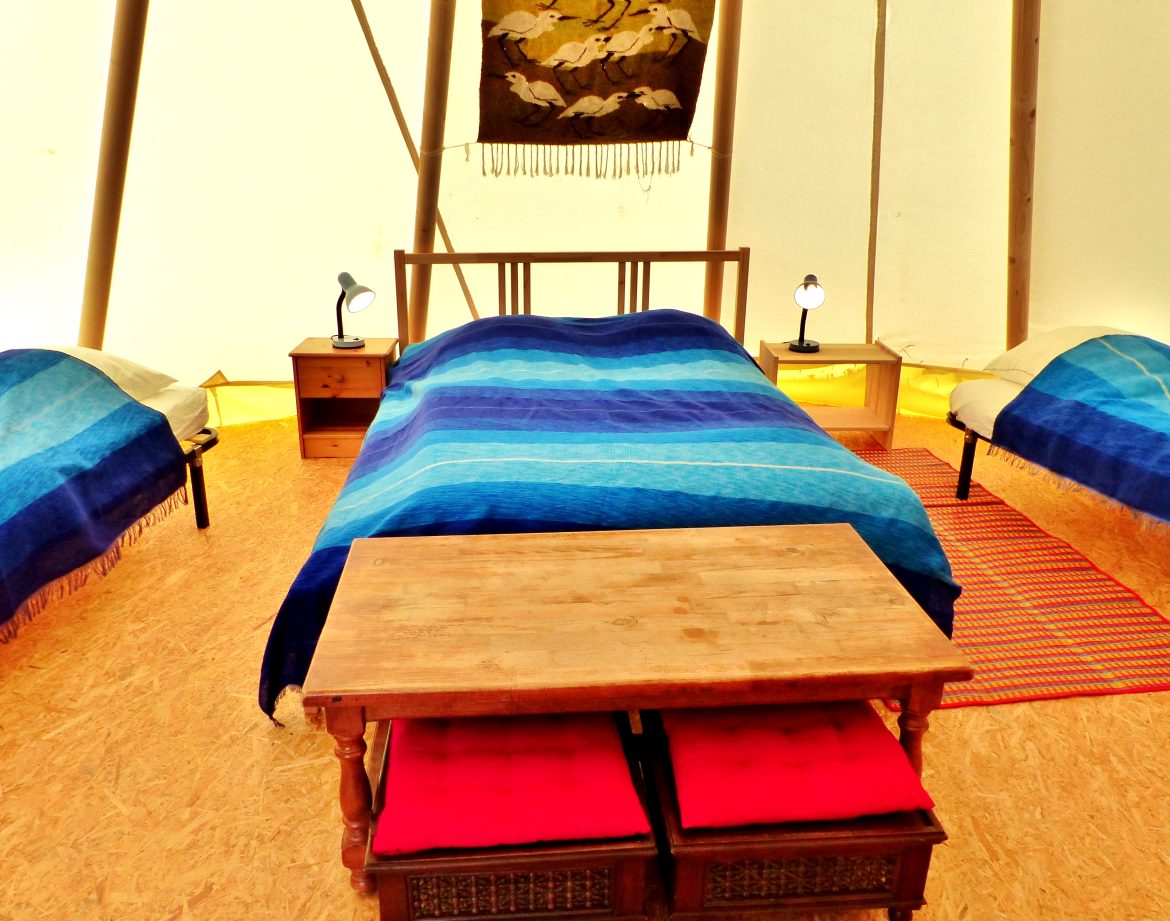 Tente glamping en Auvergne, avec lits confortables et décor coloré.