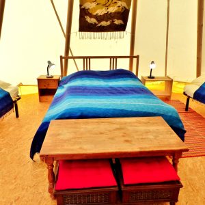 Tente glamping en Auvergne, avec lits confortables et décor coloré.