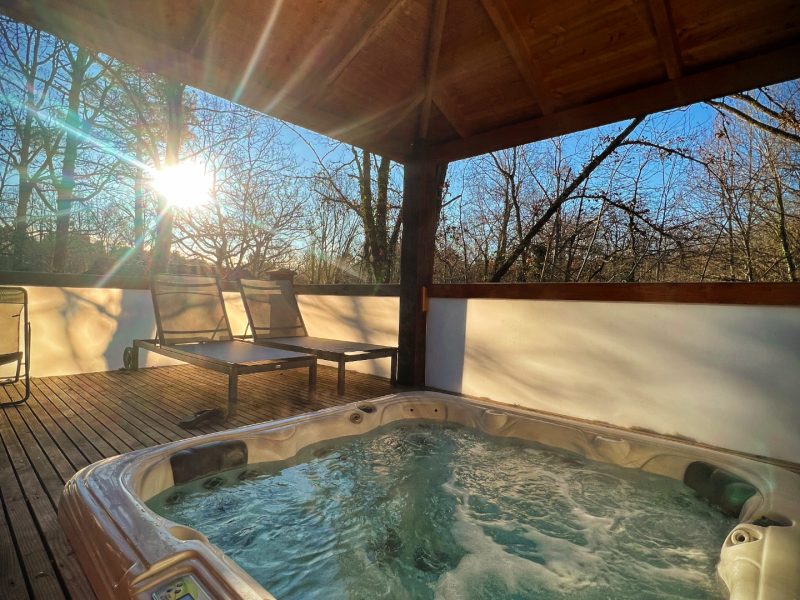 Hébergement insolite en Midi-Pyrénées avec jacuzzi et vue sur la nature.