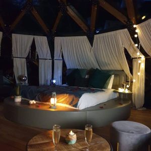 Dôme romantique en Languedoc-Roussillon, avec lit rond et éclairage tamisé.