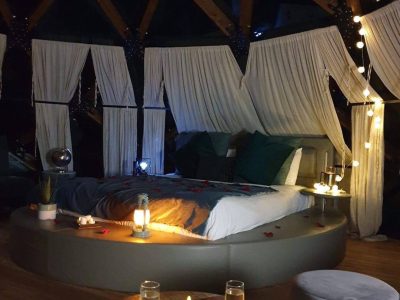 Dôme romantique en Languedoc-Roussillon, avec lit rond et éclairage tamisé.