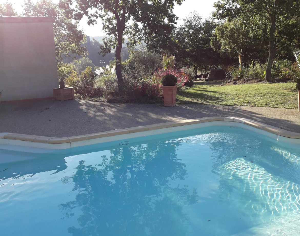 Hébergement insolite en Languedoc-Roussillon avec piscine et verdure environnante.