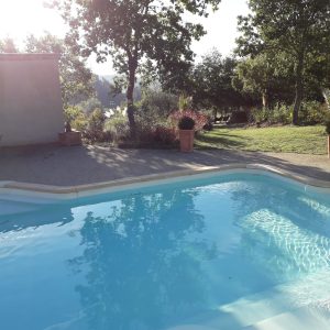 Hébergement insolite en Languedoc-Roussillon avec piscine et verdure environnante.