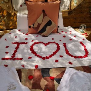 Hébergement insolite en Languedoc-Roussillon, lit décoré de pétales de rose.