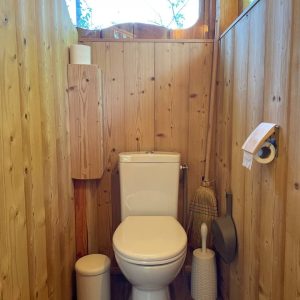 Toilettes écologiques en bois, offrant une ambiance naturelle et chaleureuse.
