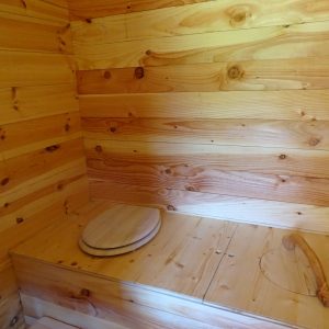 Hébergement insolite en bois en Auvergne-Rhône-Alpes, intérieur chaleureux et naturel.