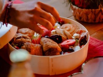 Petit-déjeuner gourmand dans un hébergement insolite en Languedoc-Roussillon.