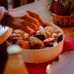 Petit-déjeuner gourmand dans un hébergement insolite en Languedoc-Roussillon.