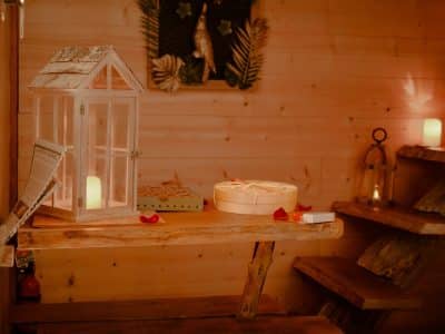 Cabane en bois chaleureuse avec lanternes et décor romantique. Parfait pour une escapade.